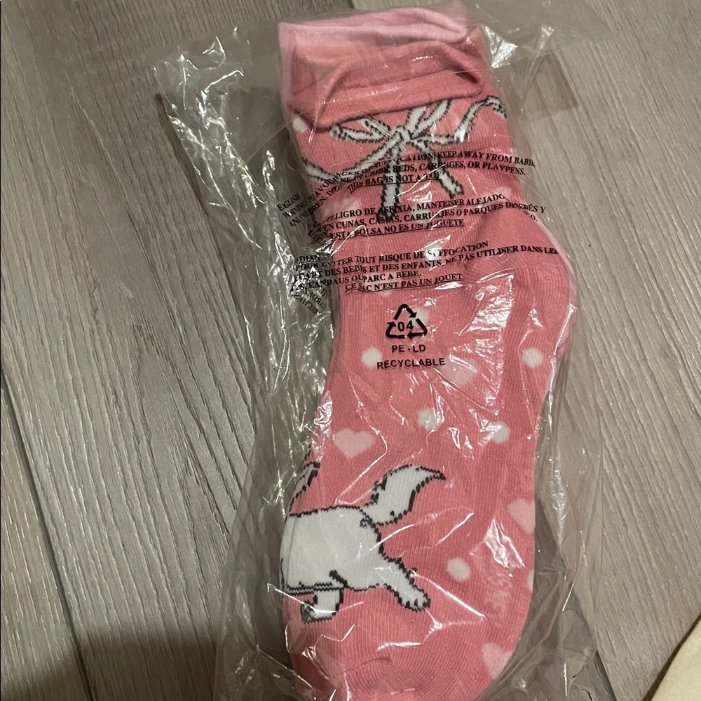 Disney Cream Short Sleeve Tee and Disney  socks. - Picture 12 of 12